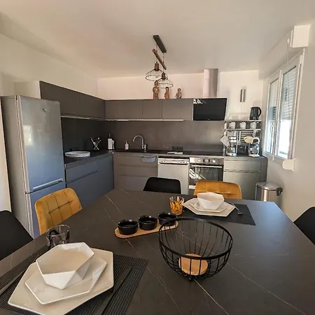 Confortable A Epinal: 2 Chambres, Parking Prive, Tv, Wifi, Proche Commerces Et Evenements - Fr-1-589-641 Epinal